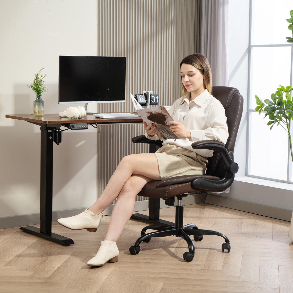 HOMCOM Faux Leather Office Chair. with Flip-Up Armrests - Brown