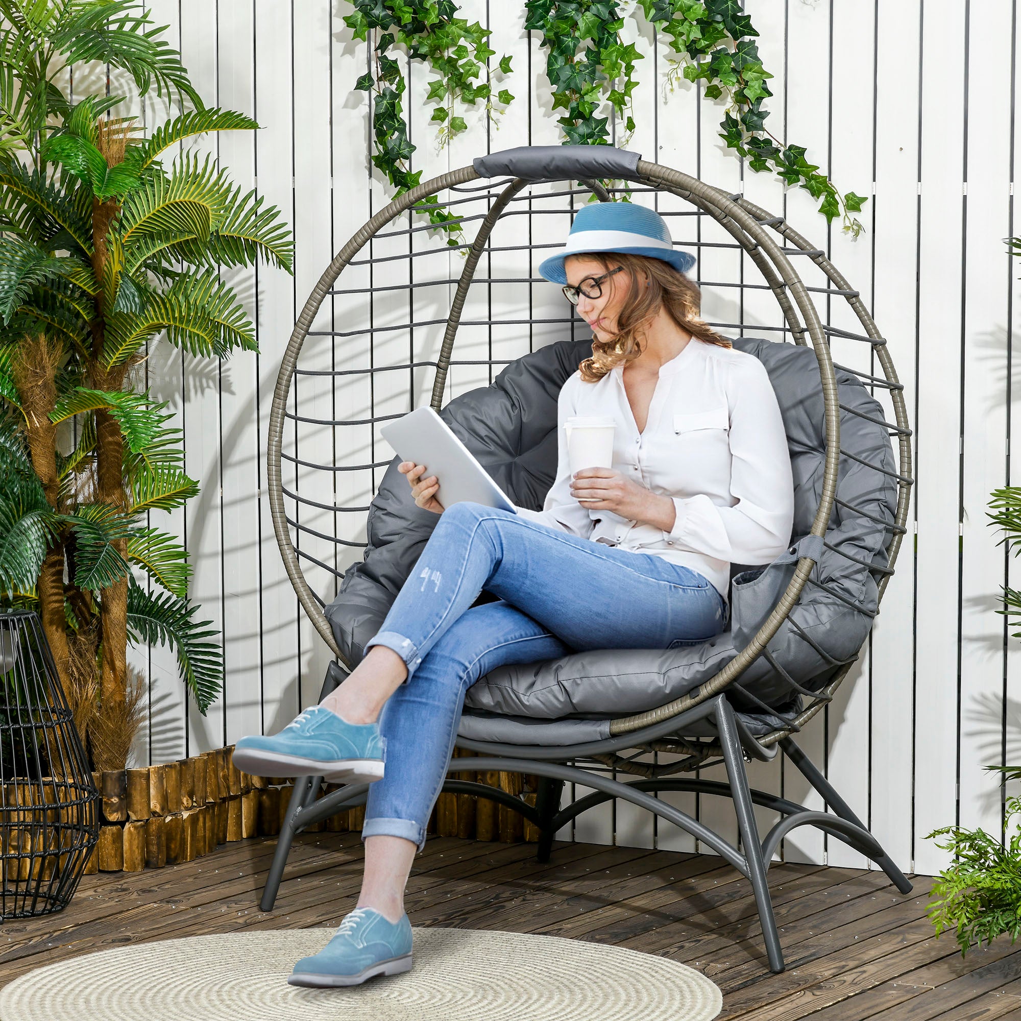 Outsunny Folding Rattan Egg Chair, Freestanding Basket Chair with Cushion, Bottle Holder Bag for Outdoor or Indoor, Grey