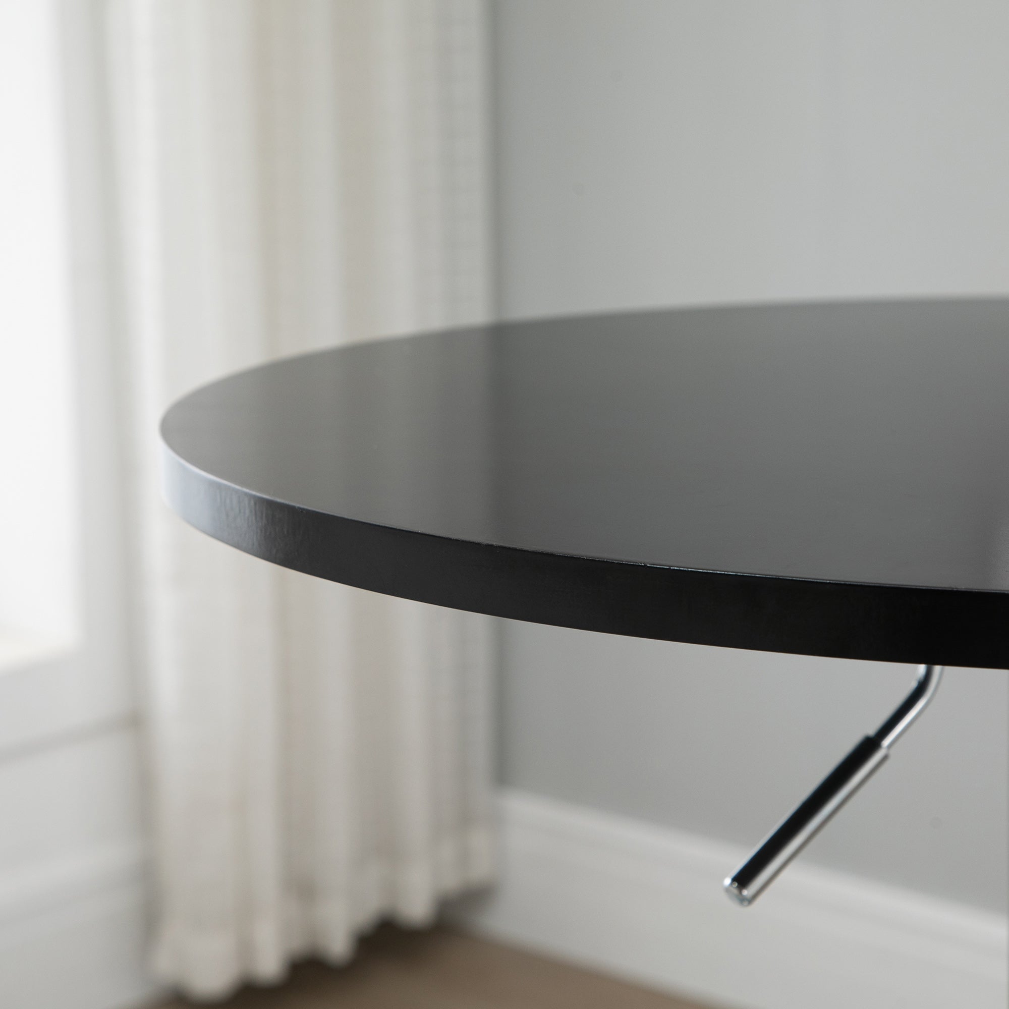 HOMCOM Round Height Adjustable Bar Table Counter Pub Desk with Metal Base for Home Bar, Dining Room, Kitchen, Black - North Peak Garden Furniture