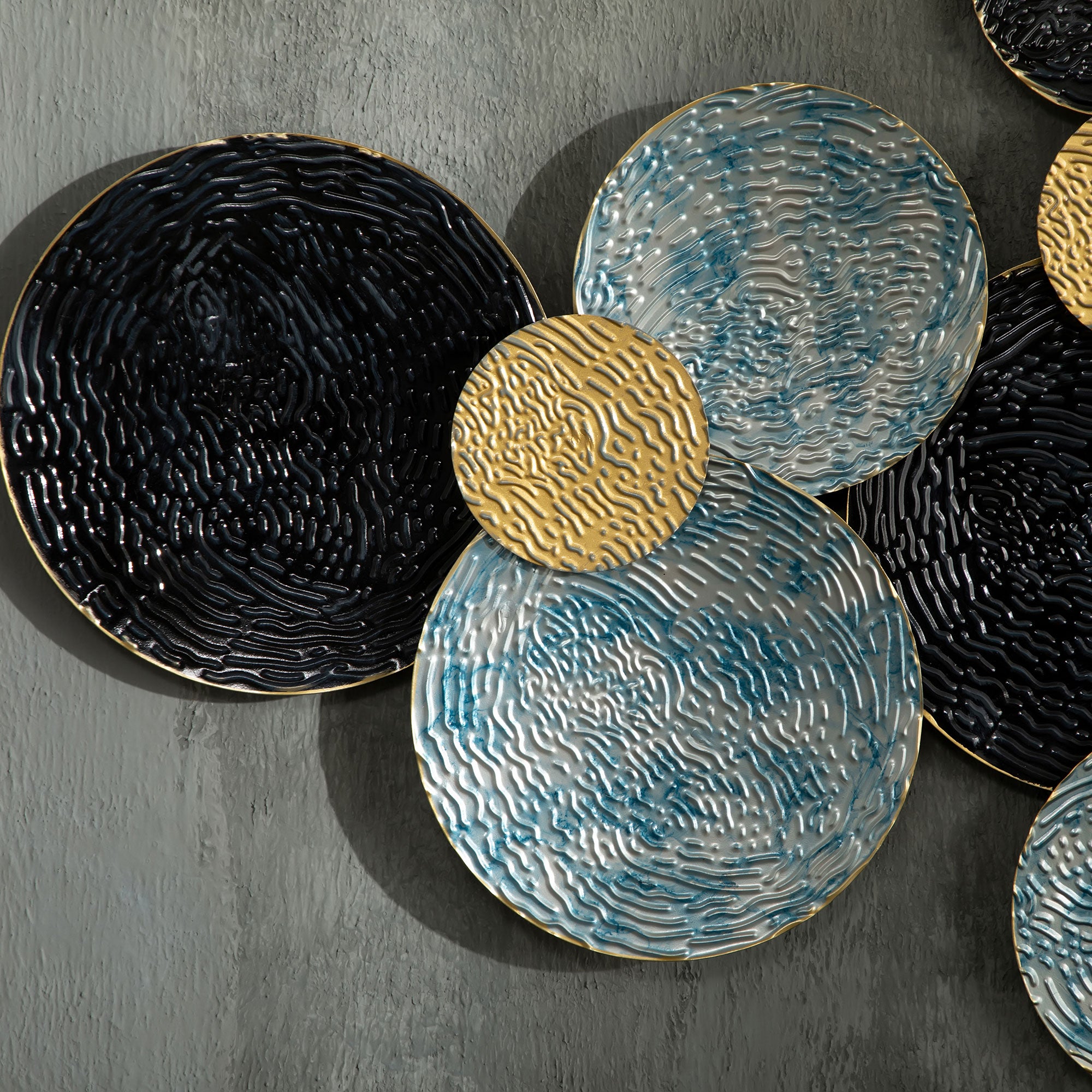 HOMCOM 3D Metal Wall Art Modern Circle Hanging Wall Sculptures Home Decor for Living Room Bedroom Dining Room, Blue Black Gold - North Peak Garden Furniture