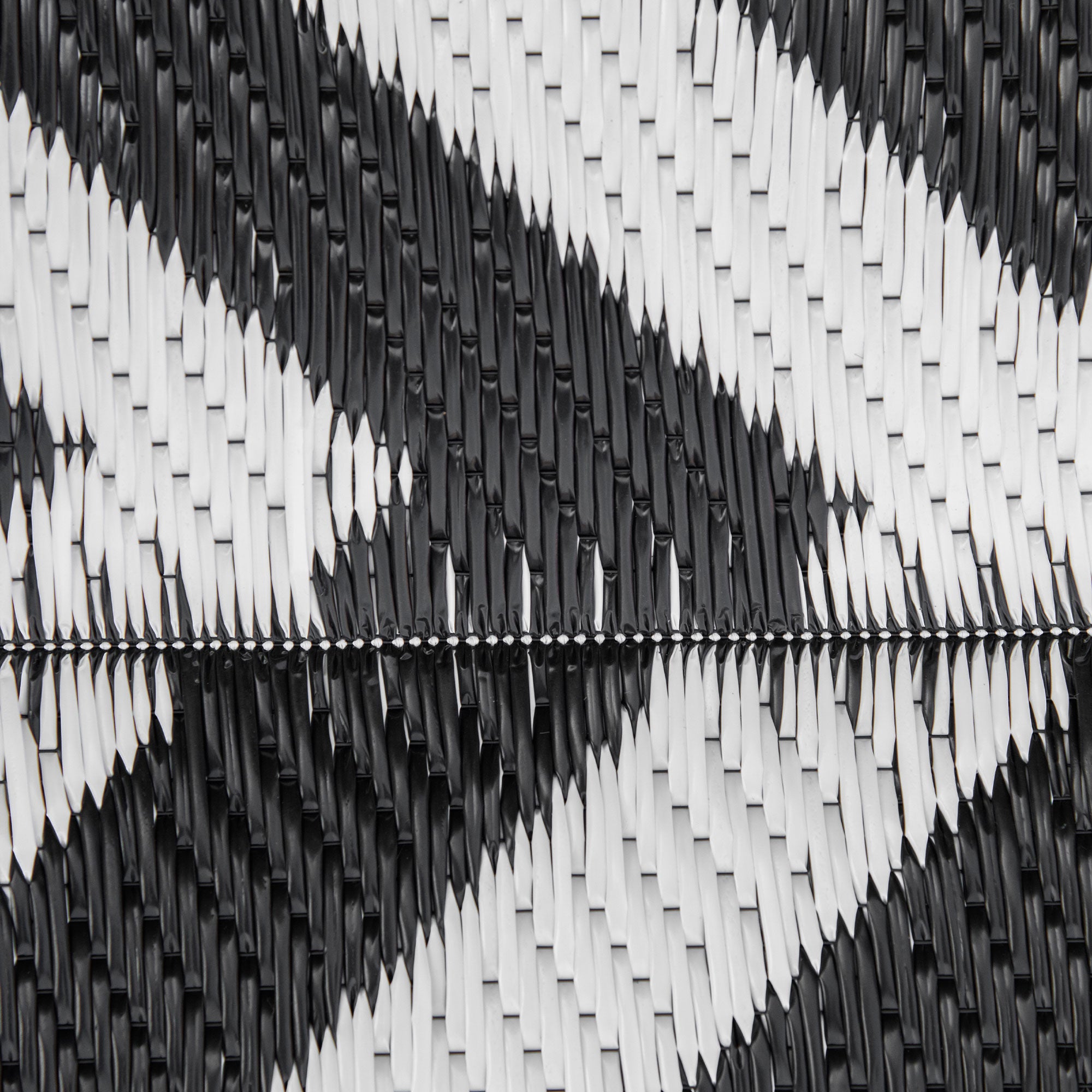Outsunny 121 x 182 cm(4x6ft) Outdoor Rug Reversible Mat Plastic Straw Rug Portable RV Camping Mat for Garden Deck Picnic Indoor, Black & White - North Peak Garden Furniture