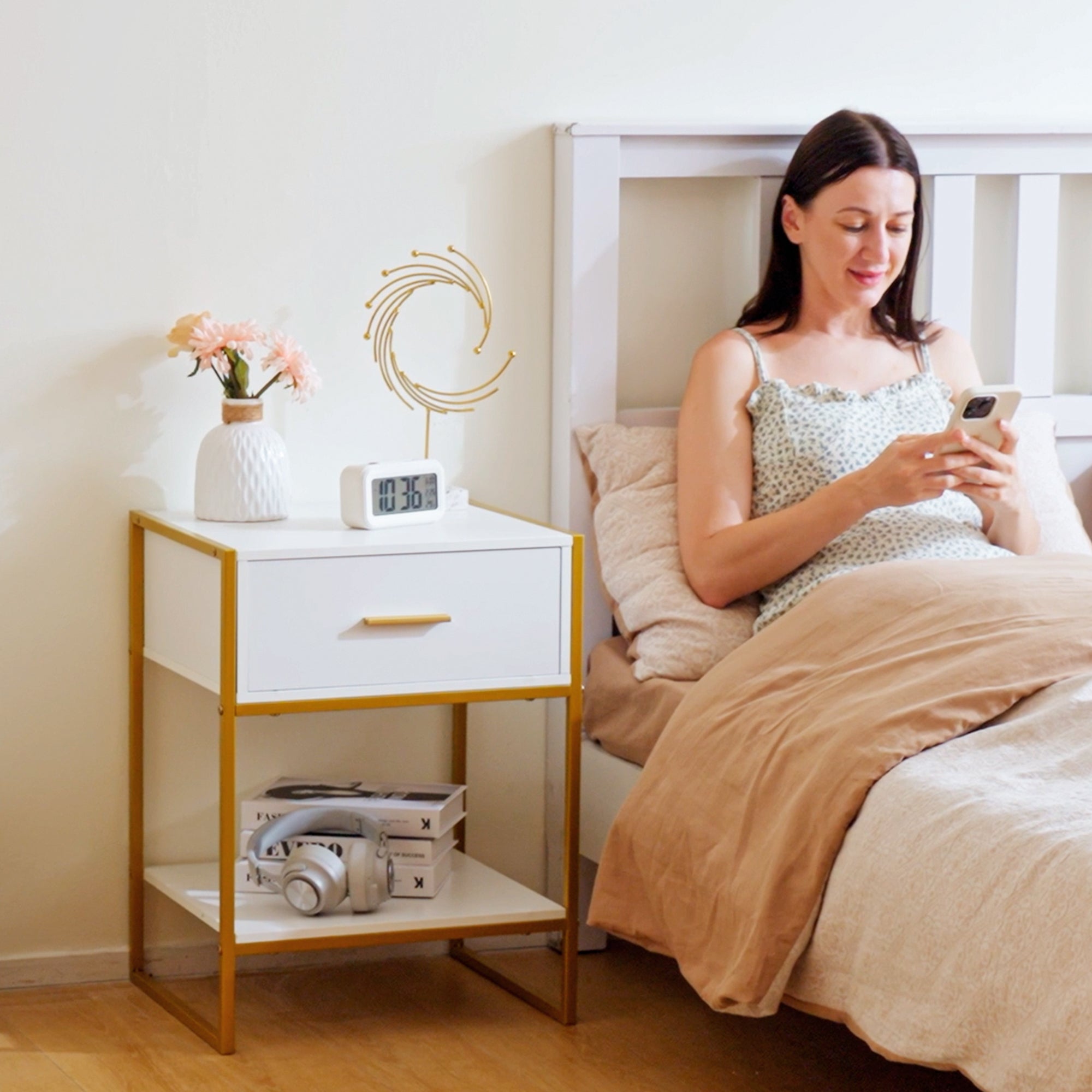 HOMCOM Bedside Table, Modern Side Table with Drawer and Shelf, Nightstand for Bedroom, White