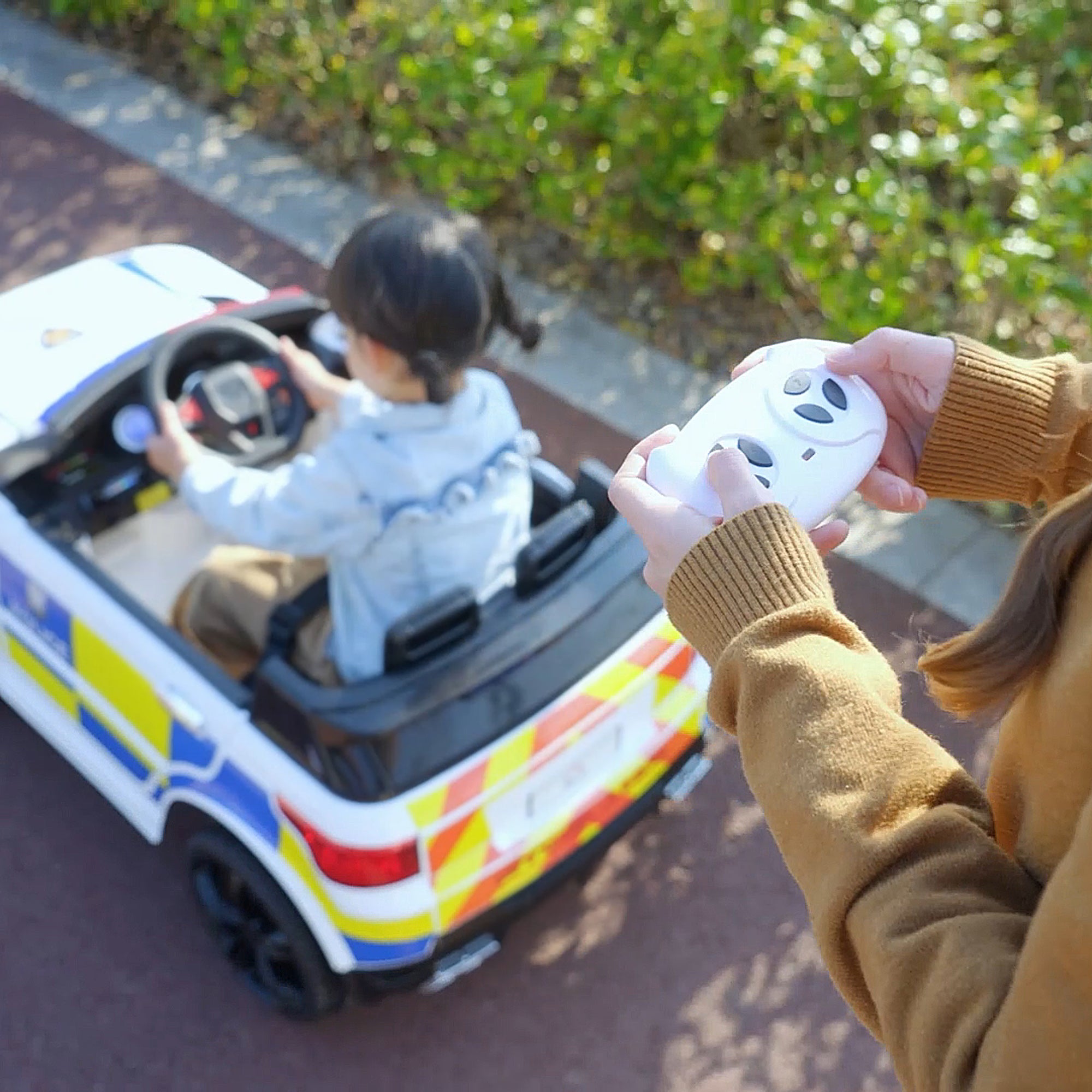 HOMCOM 12V Kids Electric Ride On Police Car 2 Motors with Parental Remote Control Siren Flashing Lights USB Portable for 3-6 Years White - North Peak Garden Furniture