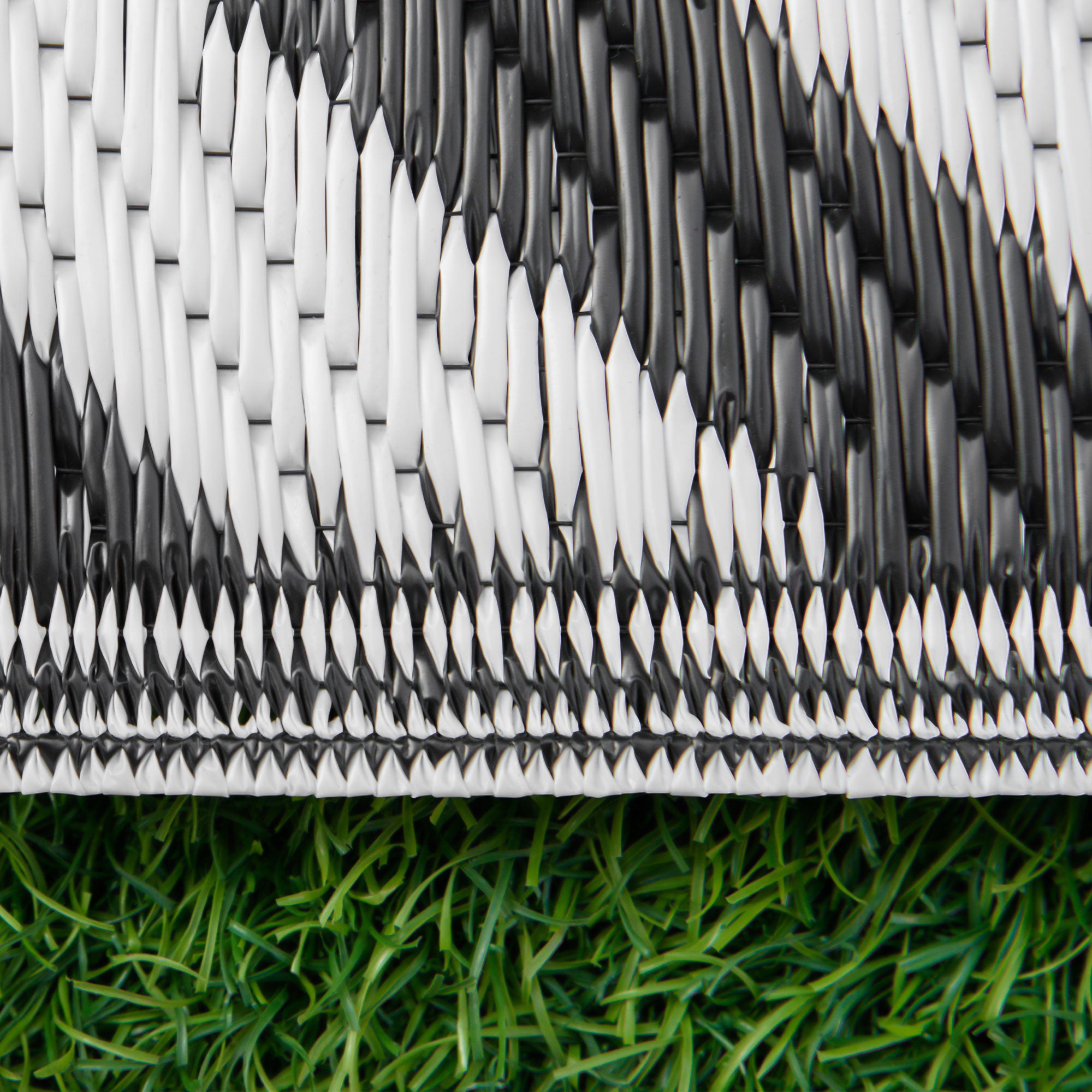 Outsunny 121 x 182 cm(4x6ft) Outdoor Rug Reversible Mat Plastic Straw Rug Portable RV Camping Mat for Garden Deck Picnic Indoor, Black & White - North Peak Garden Furniture