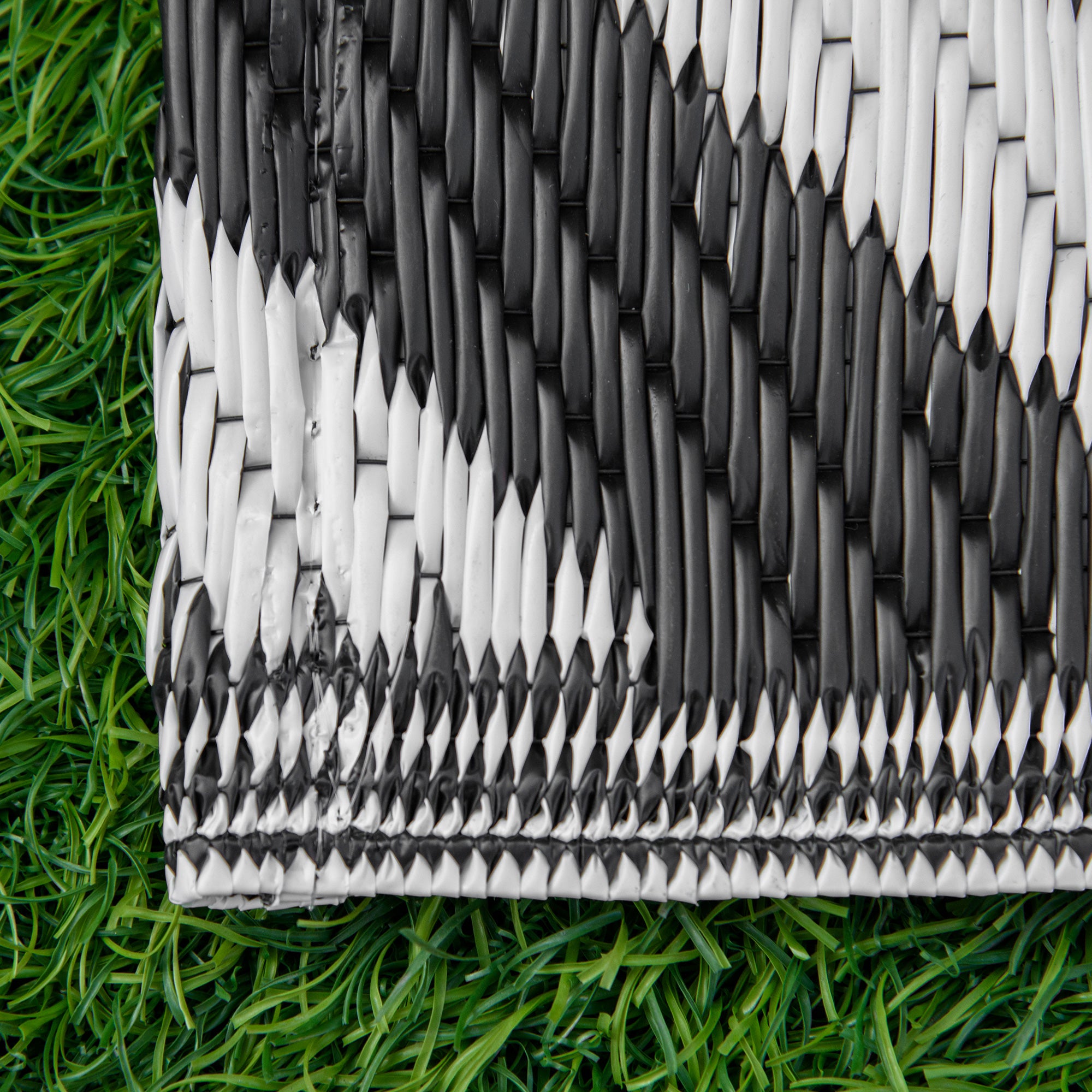 Outsunny 152 x 243 cm(5x 8ft) Outdoor Rug Reversible Mat Plastic Straw Rug Portable RV Camping Mat for Garden Deck Picnic Indoor, Black & White - North Peak Garden Furniture