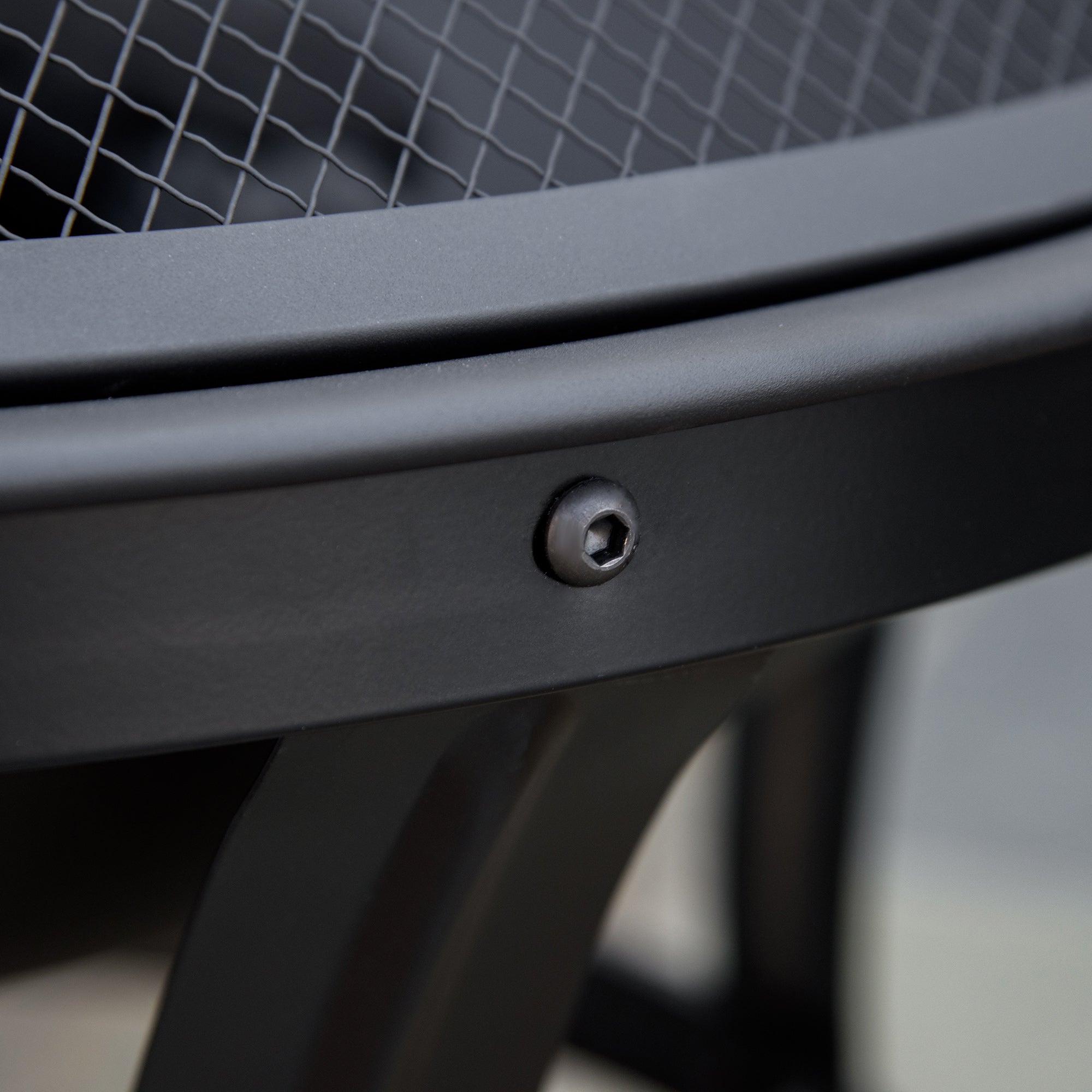 Outsunny Outdoor Fire Pit, Firepit with Mesh Lid, Poker, for Camping, Bonfire, Picnic, Black