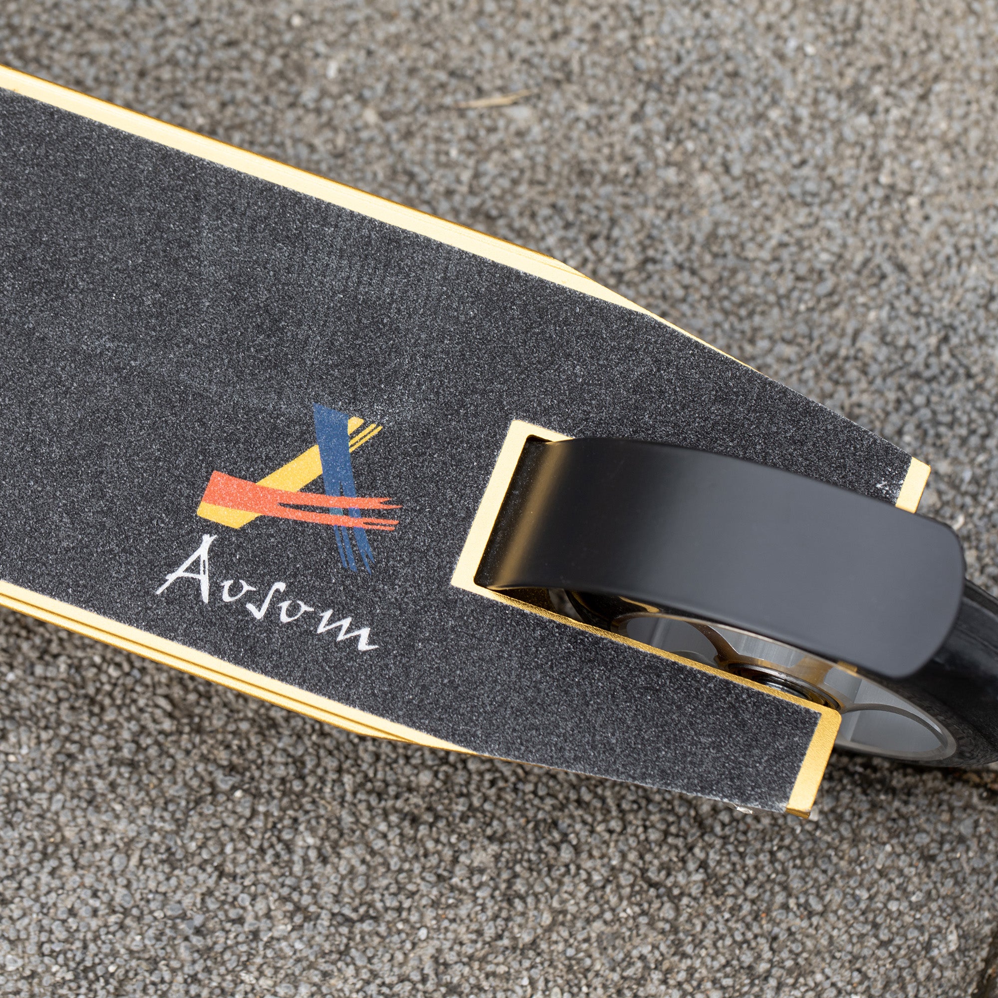 HOMCOM Stunt Scooter, 360° Entry Level Tricks Scooter w/ Lightweight Aluminium Deck and ABEC 7 Bearing, For Age 14+ Beginners, Gold Tone - North Peak Garden Furniture