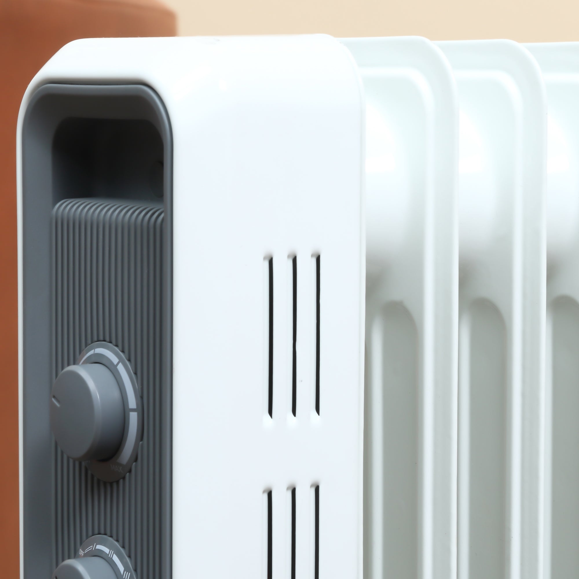 HOMCOM 1500W Oil Filled Radiator, 7 Fin, Portable Electric Heater with 3 Heat Settings, Safety Cut-Off and Wheels, White - North Peak Garden Furniture