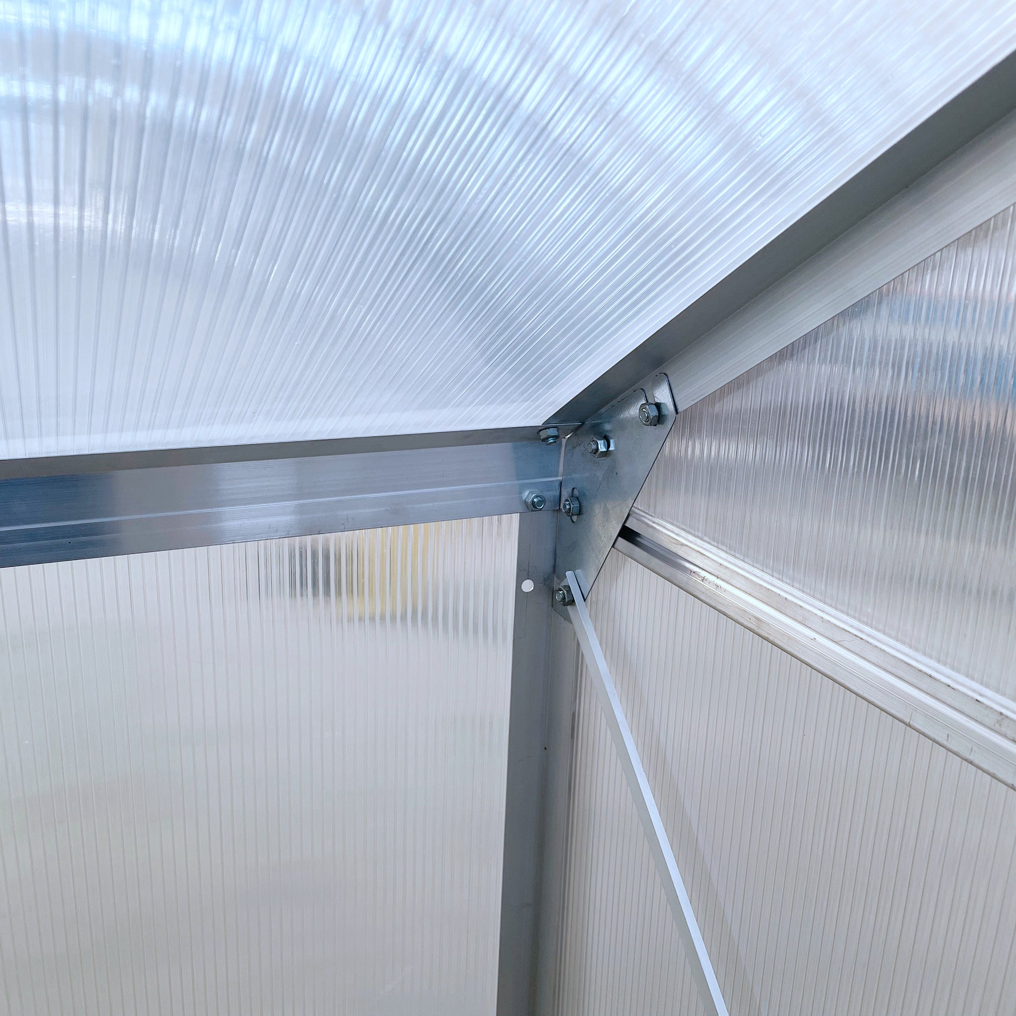 Outsunny 6 x 4ft Lean to Wall Polycarbonate Greenhouse Aluminium Walk-in Garden Greenhouse with Adjustable Roof Vent, Rain Gutter and Sliding Door, Clear - North Peak Garden Furniture
