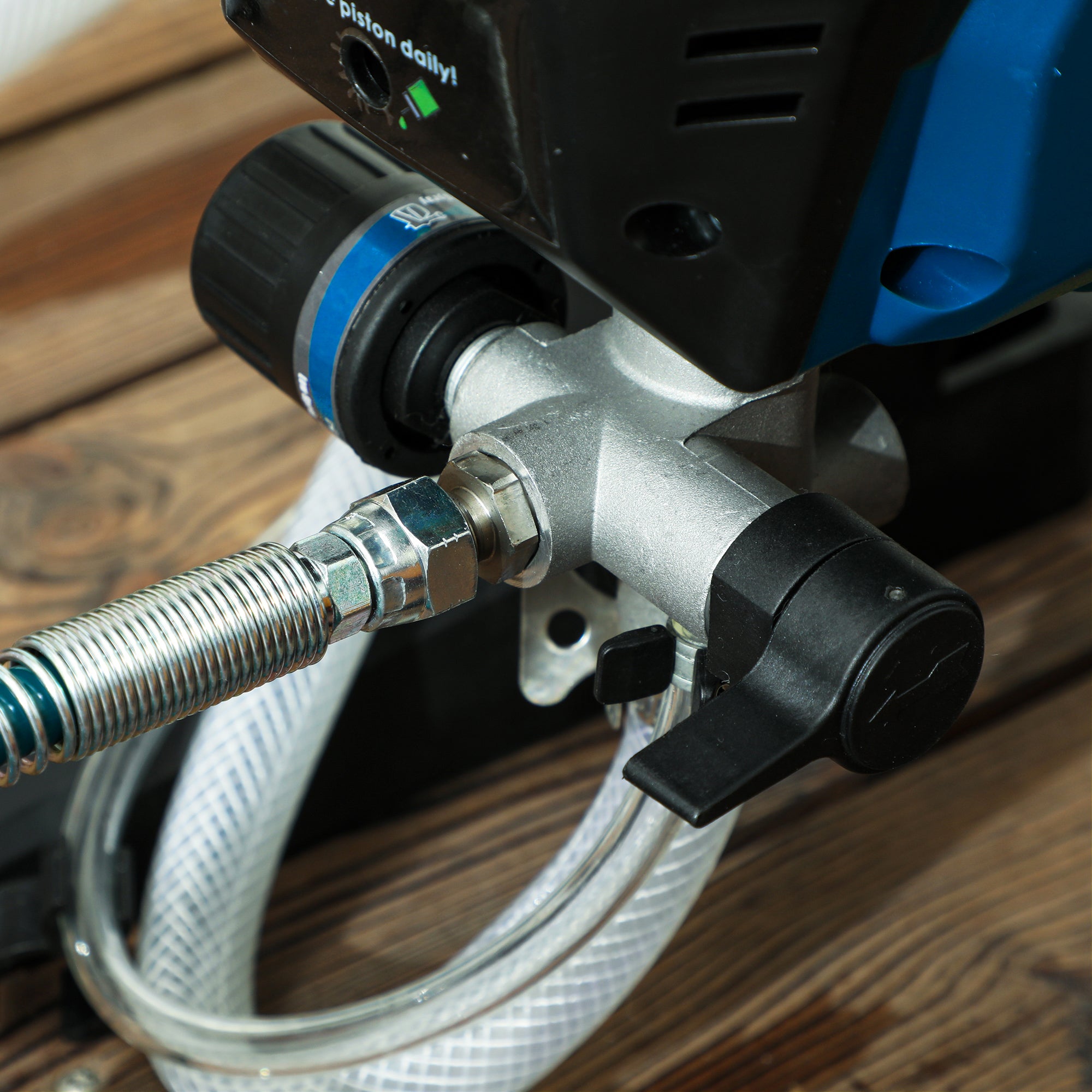 HOMCOM Airless Paint Sprayer, Thinning-Free Electric Paint Spray Gun for Walls, Fences & DIY Projects, 200 Bar High Pressure, 1.5L/min Flow Rate, 7.5m Hose, Indoor & Outdoor Use, Dark Blue