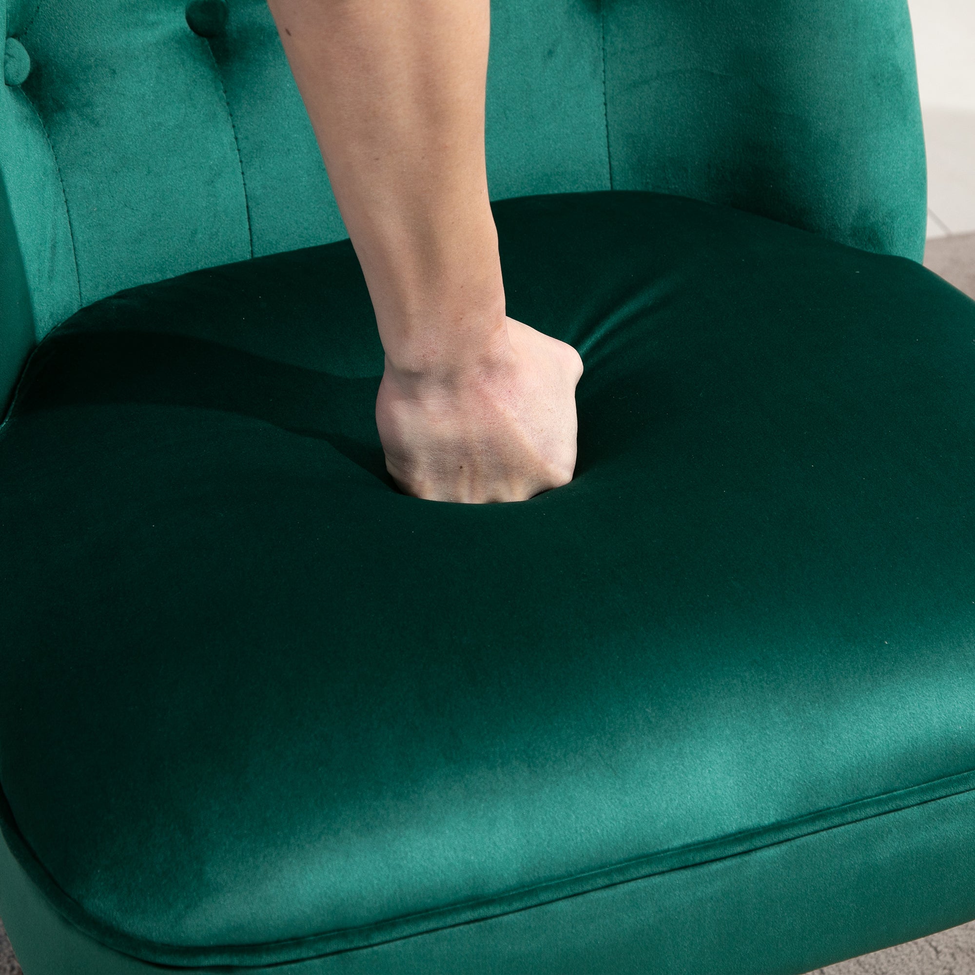 HOMCOM Velvet-Feel Wingback Accent Chair, with Wooden Legs - Green - North Peak Garden Furniture