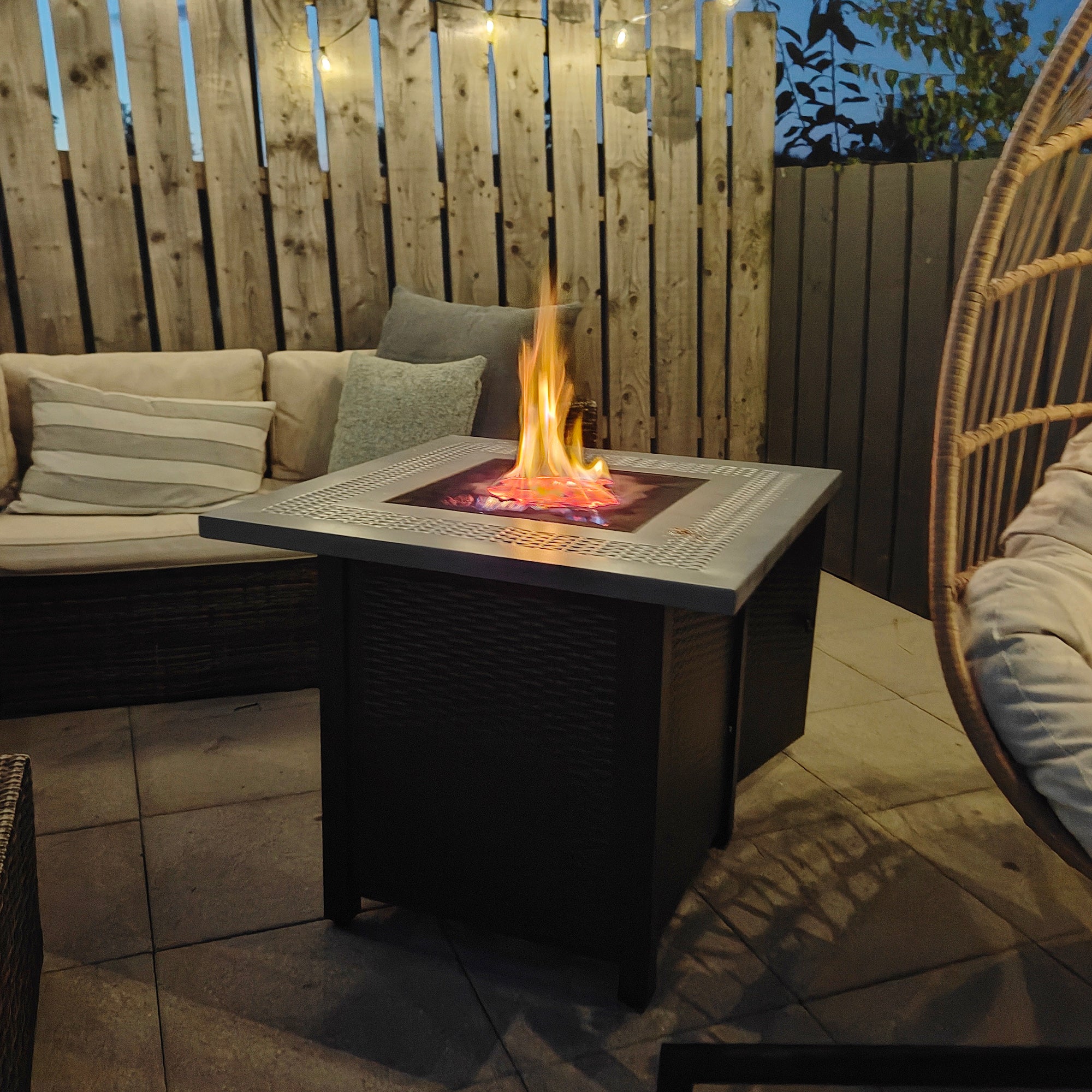 Outsunny Square Propane Gas Fire Pit Table, 40000 BTU Rattan Smokeless Firepit Patio Heater with Lava Rocks and Lid, 71cm x 71cm x 62cm, Black